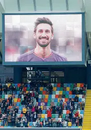  ??  ?? La foto di Davide Astori comparsa sugli schermi della Dacia Arena al minuto 13 della partita