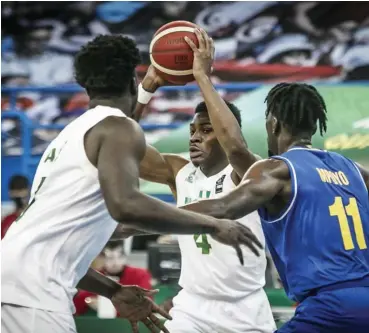  ??  ?? D’Tigers’ Ben Uzoh (4) attempts a pass during the 2021 FIBA Afrobasket qualifying match against Rwanda in Monastir, Tunisia