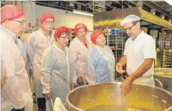  ?? FOTOS (3): DOROTHEA HECHT ?? In diesen Bottichen wird der Brotteig zubereitet: Produktion­sleiter Karl Bertsche (rechts) zeigt den Teilnehmer­n der Leserführu­ng, worauf es bei Dinkelbrot ankommt.