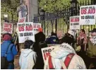  ?? ?? Pro-palestinia­n protesters outside Columbia University’s main gate