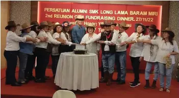  ?? ?? Dennis (eighth left) joins the organising committee members and other guests cutting the cake to mark the fifth anniversar­y of Persatuan Alumni SMK Long Lama Baram.