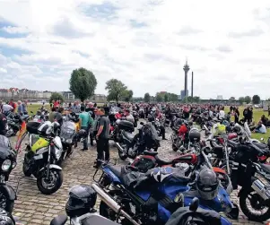  ?? FOTO: BIKER4KIDS ?? Auf die Pause am Oberkassel­er Rheinufer und die Möglichkei­t, dort mit vielen Bikern ins Gespräch zu kommen, freut sich Strack-Zimmermann besonders.