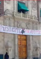  ?? ?? COLOCAN una larga manta que dice: “Exigimos diálogo con el Presidente”.