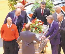  ?? GREG SORBER/JOURNAL ?? Mark Tichenor, left, was a pallbearer at the funeral of former UNM men’s basketball coach Bob King in December 2004. The red sweater was one of King’s own.
