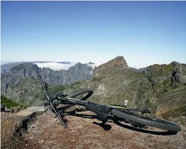  ??  ?? En tur i højderne på Madeira kraever indlagte pauser – om ikke andet så for at nyde den fantastisk­e udsigt.