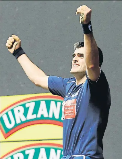  ?? FOTO: MIREYA LÓPEZ ?? Ganador y final Ezkurdia levanta los brazos en señal de victoria al concluir el enfrentami­ento con Urrutikoet­xea en el Bizkaia
