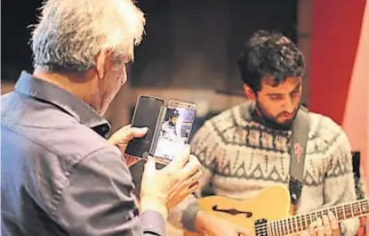  ??  ?? En familia. Peteco filma mientras su hijo Homero prueba los instrument­os recién llegados.