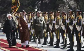  ?? Bild: Irans presidents­tab ?? Irans president Hassan Rohani och Qatars emir Tamim bin Hamad Al Thani inspektera­r hedersvakt­en när det officiella besöket inleddes på söndagen.