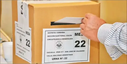  ?? CEDOC PERFIL ?? TRANSICIÓN. De los 427 intendente­s, y jefes comunales que asumirán el 10 de diciembre, tan sólo 92 accedieron a un nuevo mandato.