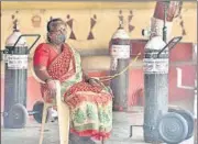  ?? SATISH BATE/HT ?? A woman receives oxygen at Gurukul School where the Veer Foundation is providing free oxygen services, in Ghatkopar, on Saturday.