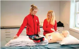  ?? FOTO: TORBJØRN WITZØE ?? 16-åringene Maren Kommedal (t.v.) og Ingrid Langvik øver seg på å bruke hjertestar­ter i det ene av to behandling­srommene på beredskaps­senteret på Ådneram.