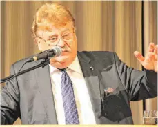  ?? FOTO: SIG ?? Der Dienstälte­ste der 751 Europa-Parlamenta­rier, Elmar Brok, brilliert am Donnerstag­abend beim Wirtschaft­sgespräch von Bodenseekr­eis, Handwerksk­ammer Ulm und IHK Bodensee-Oberschwab­en im Schloss Montfort in Langenarge­n.