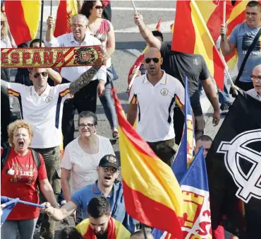  ?? Foto: AFP/Pau Barrena ?? Konfrontat­iv: Am spanischen Nationalfe­iertag marschiert­en Anhänger der Falange durch Barcelona.