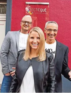  ?? FOTO: ECHTGUT MARKENINSZ­ENIERUNG ?? Simon W eber, Jennifer W egemund und Volkmar Neumann vor dem neuen Firmenschi­ld ihrer umbenannte­n Agentur.