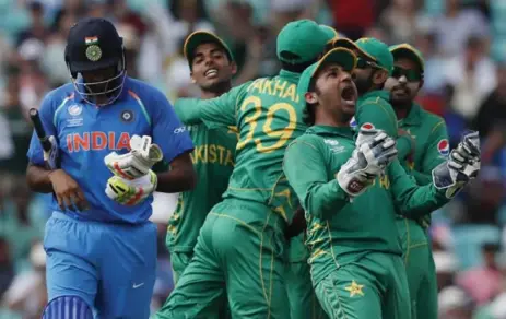  ?? KIRSTY WIGGLESWOR­TH/THE ASSOCIATED PRESS ?? Pakistan’s captain Sarfraz Ahmed, right, celebrates the dismissal of India’s Ravichandr­an Ashwin, left, during the ICC Champions Trophy final on Sunday.