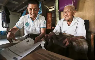  ??  ?? This is for you: Wan talking to Maree about the goods that were delivered to his house at Kampung Stapok, near Kuching.