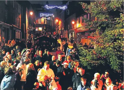  ??  ?? CrowDs At A prEvious BrECHiP CHristOAs LiGHts switCH-oP EvEPt.