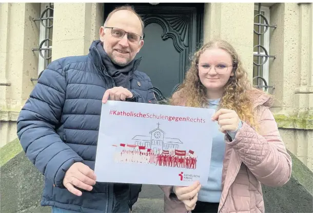  ?? FOTO: BISTUM MÜNSTER ?? Auch Lehrer und Schüler der Marienschu­le in Xanten machen bei der Foto-Kampagne gegen Extremismu­s mit.