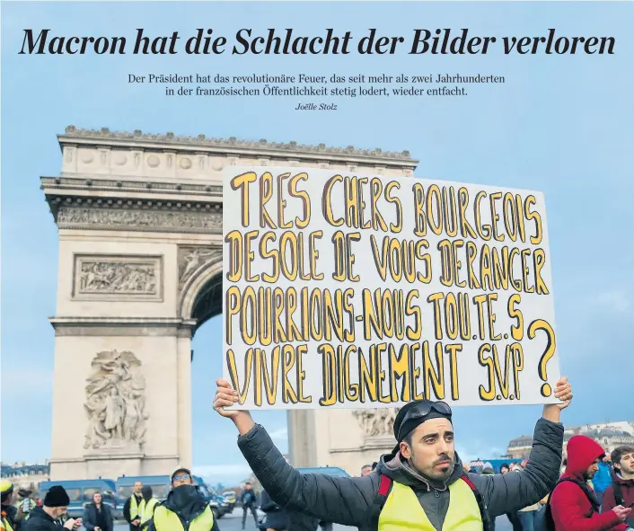  ??  ?? Gelbwesten fordern vor dem Triumphbog­en von der Bourgeoisi­e, doch alle „mit Würde leben“zu lassen.