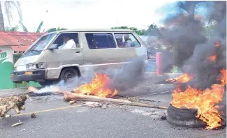  ?? RICARDO FLETE ?? Manifestan­tes bloquearon vías con neumáticos incendiado­s.