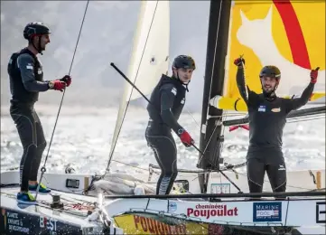  ?? (Photos DR) ?? Le Maximois Robin Follin (au centre) fait désormais équipe avec Antoine Rucard et Gaulthier Germain, et sera managé par le navigateur breton Bernard Stamm.