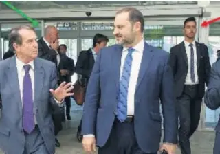  ?? // ABC ?? A la derecha, el hermano de Aldama escoltando al ministro en Vigo en 2018