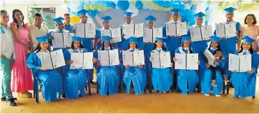  ?? SUMINISTRA­DA ?? El grupo de graduandos durante la ceremonia en el ETCR de Tierra Grata, Manaure (Cesar).