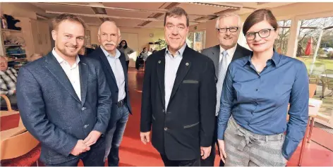  ?? FOTO: SCHIMMEL ?? Prominenz beim Neujahrsem­pfang der SPD Wanheim: Martin Murrack, Werner von Häfen, Karsten Münter, Hartmut Ploum und Sarah Philipp (v.l.)