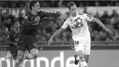  ??  ?? Marcos Llorente (r) is voorlopig uit de roulatie. De middenveld­er van Real Madrid raakte woensdag geblesseer­d in de bekerwedst­rijd tegen Barcelona en staat volgens AS ongeveer drie tot vier weken buitenspel. (Foto: Goal)