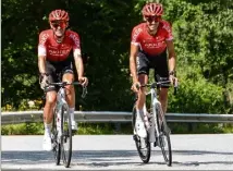  ?? (Photo Arkéa-Samsic) ?? A l’entraîneme­nt à Isola , avec Maxime Bouet (à g).