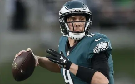  ?? KELVIN KUO — THE ASSOCIATED PRESS ?? Philadelph­ia Eagles quarterbac­k Nick Foles looks to pass against the Los Angeles Rams during the second half of an NFL football game