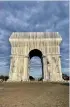  ?? ?? L’impacchett­amento dell’Arc de Triomphe a Parigi (2021), ultimo lavoro di Christo