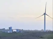  ??  ?? En Vendée, une éolienne de  mètres de haut n’a pas résisté aux violentes rafales de vent.