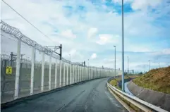  ??  ?? Trente-sept kilomètres de clôtures hautes de 4 mètres ont été érigés autour du terminal français après la crise de 2015.