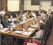  ??  ?? Una de las votaciones de ayer en la sesión del Cabildo, en la que se aprobaron las cuentas y las reformas al reglamento contra el ruido