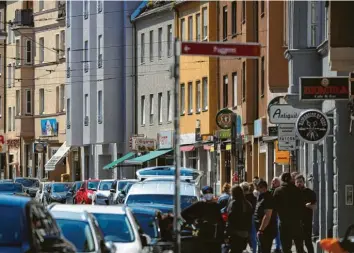  ?? Fotos: Michael Hochgemuth ?? Die Jakoberstr­aße ist eine belebte Straße mit einem bunten Mix an Geschäften und Bewohnern.