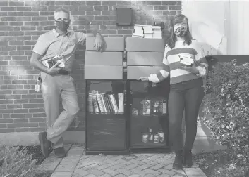  ?? BRAD HORRIGAN PHOTOS/HARTFORD COURANT ?? Makerspace­CT chief of operations Mark Colbert, left, and Free Center Hartford director Zoe Chatfield stand next to a“Read and Feed Center”outside Free Center Hartford.