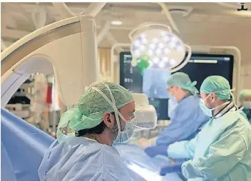  ?? FOTO: UNIKLINIK DÜSSELDORF ?? Blick in den Operations­saal an der Düsseldorf­er Uniklinik: Der Herzschrit­tmacher wird bei dem neuen Verfahren über die Halsvene eingesetzt.