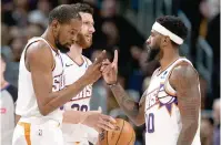  ?? ?? JUGADORES de los Suns celebran una grandiosa jugada en su último partido de la temporada de la NBA.