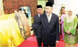  ??  ?? JUHAR memukul gendang sebanyak lima kali sebagai simbolik perasmian Pameran Khas Dirgahayu Tuan Yang Terutama di Muzium Tamadun Islam, turut kelihatan isterinya, Toh Puan Norlidah RM Jasni (kanan) dan Kamarlin (kiri).