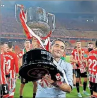  ?? ?? Ernesto Valverde posa con la Copa conseguida.