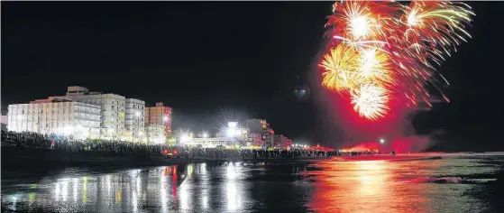  ?? ARCHIVO LA NUEVA. ?? LOS TRADICIONA­LES festejos de la llegada de Año Nuevo en Monte Hermoso tuvieron otro cariz entre 2015 y 2016.