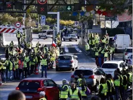  ?? (Photo Patrick Blanchard) ?? Les gilets jaunes nombreux et déterminés, hier à la gare de péage de Bandol.