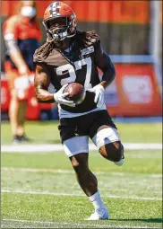  ?? RON SCHWANE / ASSOCIATED PRESS ?? Former NFL rushing champion Kareem Hunt runs through a drill during practice Thursday, He and Nick Chubb, assuming good health, give the Browns an enviable tandem of running backs.