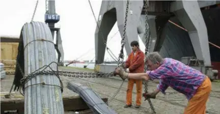  ?? FOTO POL DE WILDE ?? Havenarbei­ders mogen door de wet-Major maar tot hun 65 jaar werken. Een dokwerker uit Zeebrugge vond dat niet kunnen en stapte naar de rechter, die hem gelijk gaf.