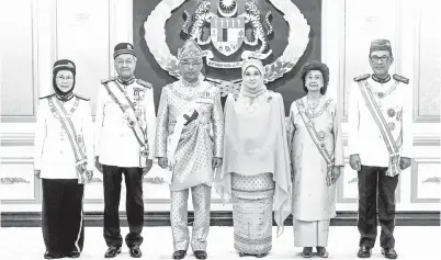  ??  ?? YANG di-Pertuan Agong Al-Sultan Abdullah Ri’ayatuddin Al-Mustafa Billah Shah (tiga, kiri) dan Raja Permaisuri Agong Tunku Hajah Azizah Aminah Maimunah Iskandaria­h Almarhum Sultan Iskandar (tiga, kanan) bergambar bersama Perdana Menteri Tun Dr Mahathir Mohamad (dua, kiri), isteri Tun Dr Siti Hasmah Mohd Ali (dua, kanan), Timbalan Perdana Menteri Datuk Seri Dr Wan Azizah Wan Ismail (kiri) serta Ketua Umum Parti Keadilan Rakyat (PKR) Datuk Seri Anwar Ibrahim (kanan) pada Istiadat Pembukaan Mesyuarat Penggal Kedua Parlimen Ke-14 di Bangunan Parlimen pada Isnin. -Gambar Bernama