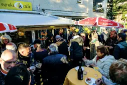  ?? (Foto Klotz/Rensi) ?? Sorrisi L’inaugurazi­one del bar Eureka in via Rovigo