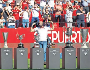  ??  ?? Monchi, en el Ramón Sánchez Pizjuán con los títulos que ha ganado como director deportivo sevillista.