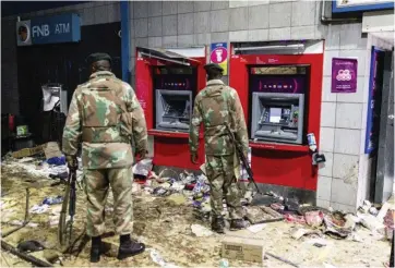  ??  ?? Angaphezu kwezinkulu­ngwane ama-ATM aqhunyisiw­e ngesonto lokutapa