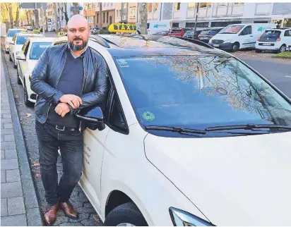  ?? FOTO: PRIVAT ?? Maxim Minchin fährt seit rund 20 Jahren Taxi. Wegen der Corona-Krise müssen er und seine Kollegen lange Standzeite­n für
den nächsten Kunden in Kauf
nehmen.